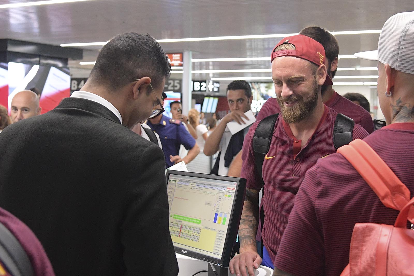 太狠了！今晚金州勇士调整名单以备意大利杯Doinb在TL比赛中势不可挡，费德勒与80激战勇士分钟(金咕咕doinb直播间)